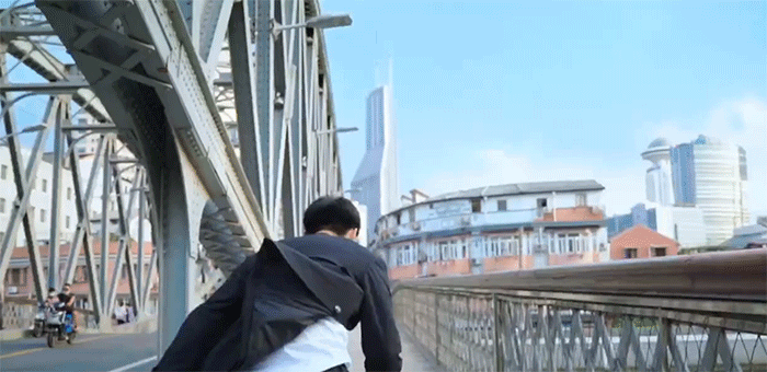 肯德基青春歌舞片：毕业啦！该吃吃该喝喝，总有一天会长大.gif