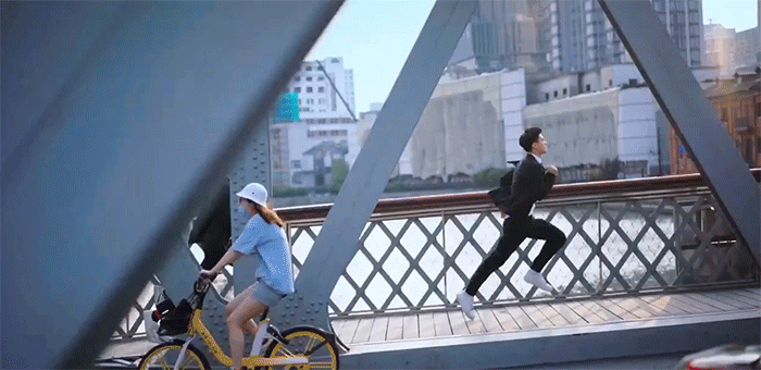 肯德基青春歌舞片：毕业啦！该吃吃该喝喝，总有一天会长大.gif